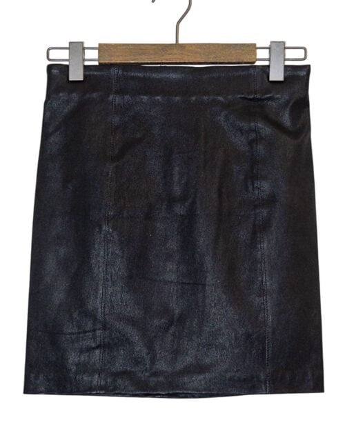 selected femme lederjupe Kurzer Lederjupe aus schwarzem Echtleder von Selected Femme. Minimalistisches Design mit glattem Finish und schmalem Schnitt. Secondhand.