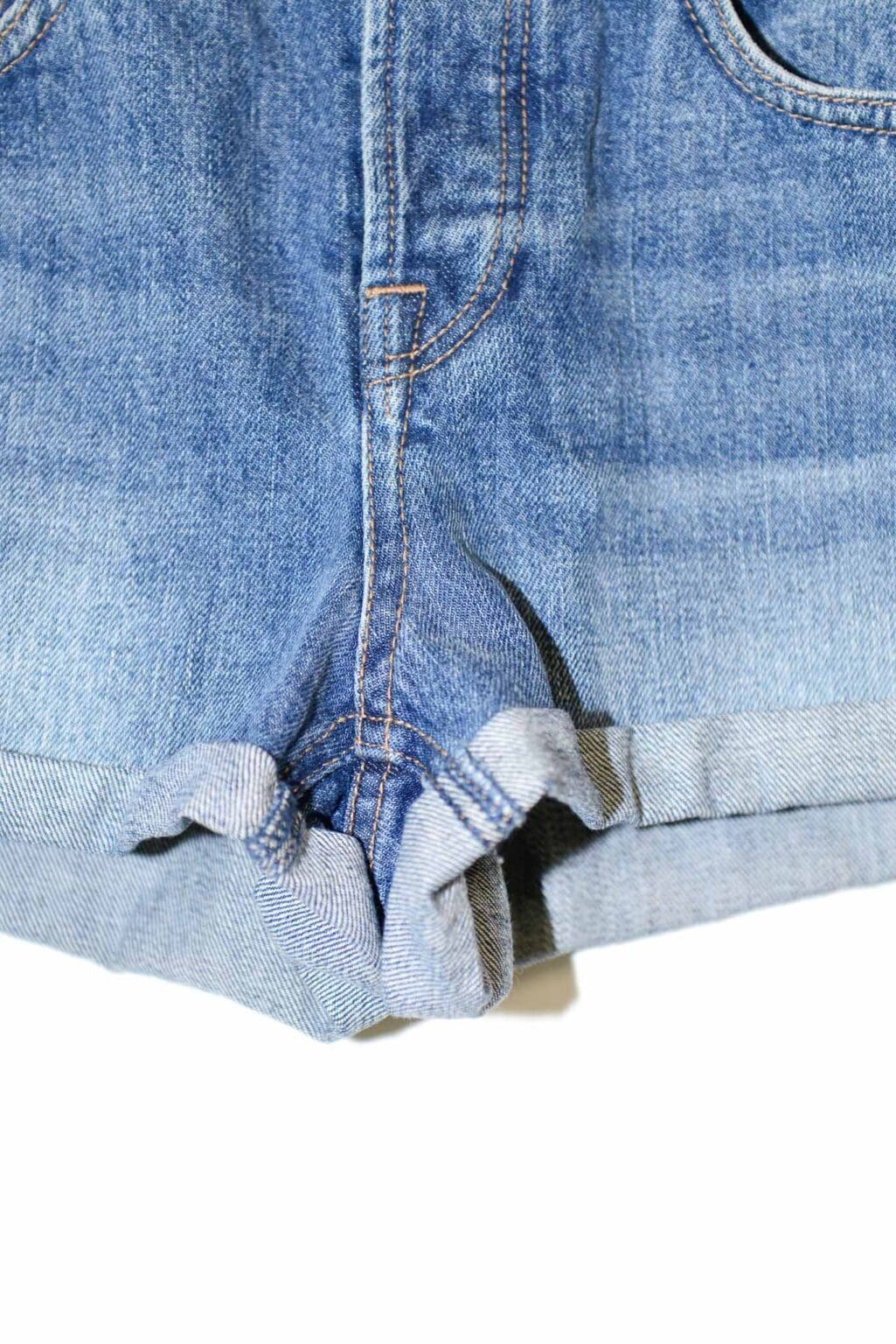 Blaue Secondhand-Jeansshorts von S&eacute;zane mit Vintage-Waschung, umgeschlagenem Saum und klassischem Five-Pocket-Design.