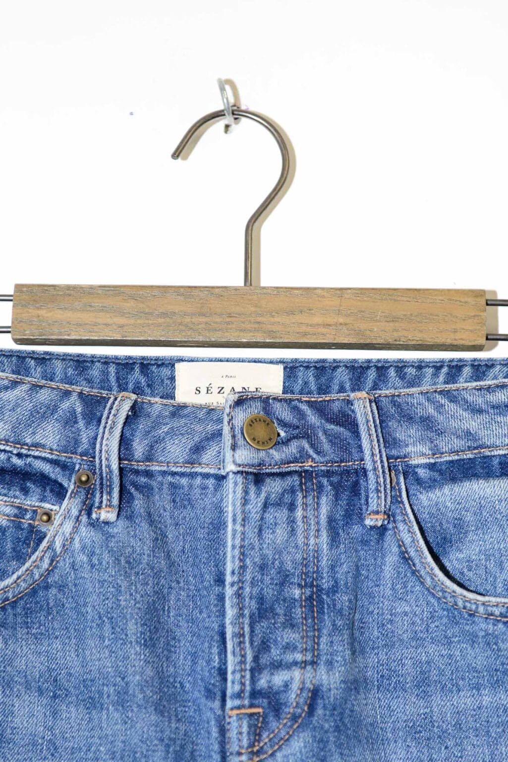 Blaue Secondhand-Jeansshorts von S&eacute;zane mit Vintage-Waschung, umgeschlagenem Saum und klassischem Five-Pocket-Design.
