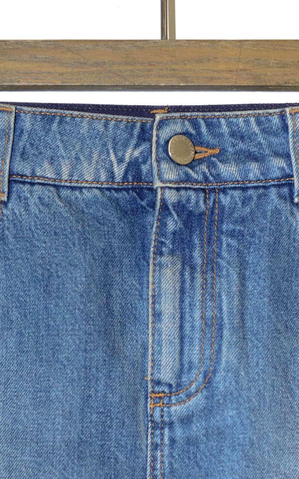 Stella McCartney Jeansrock in Blau mit Used-Look, nachhaltige Designer-Mode, exklusive Secondhand-Fashion.