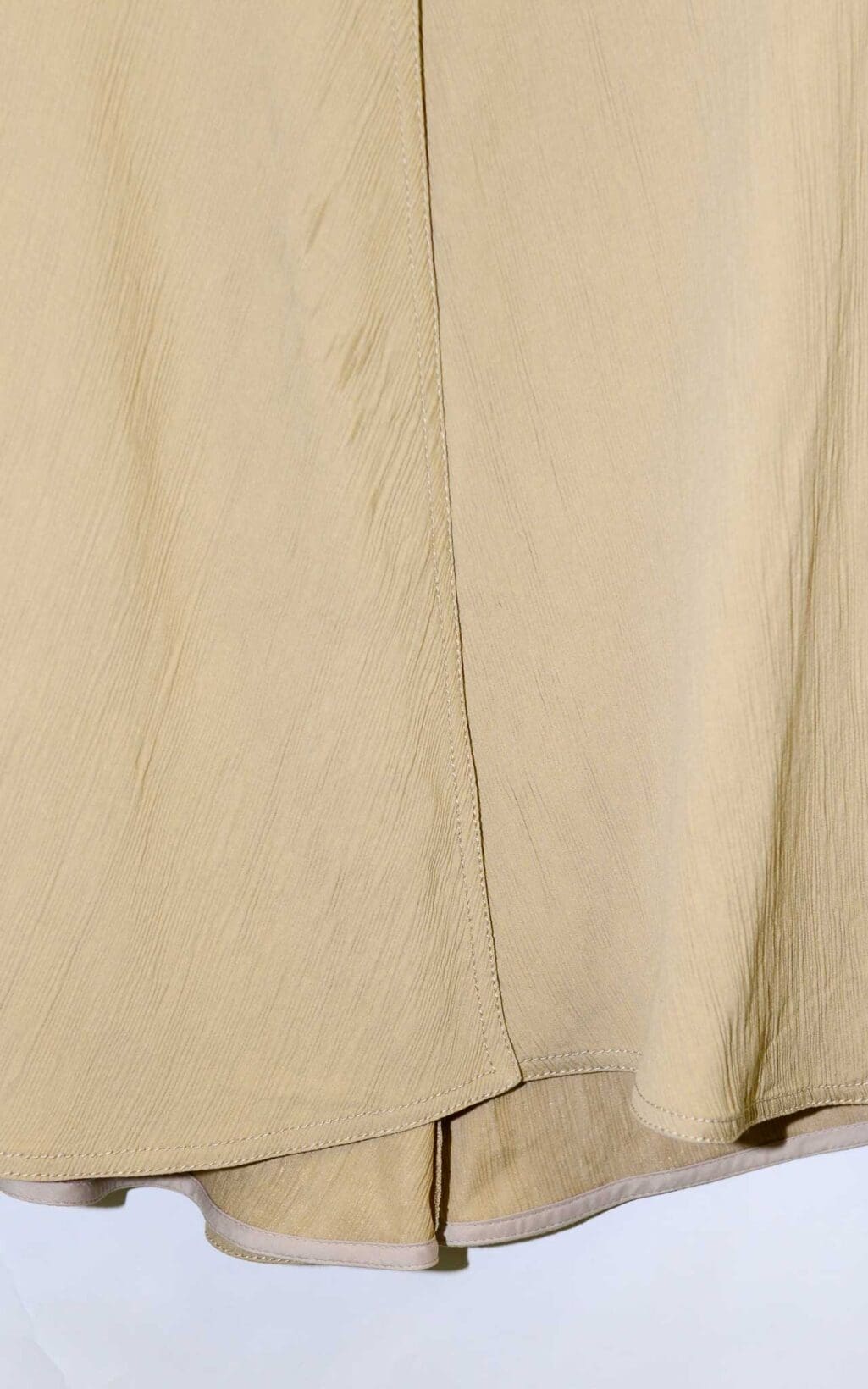 Ungetragener Tibi Midirock in Beige mit flie&szlig;endem Schnitt und asymmetrischem Saum. Second-Season-Design aus hochwertigem Material &ndash; zeitlos, vielseitig und stilvoll.