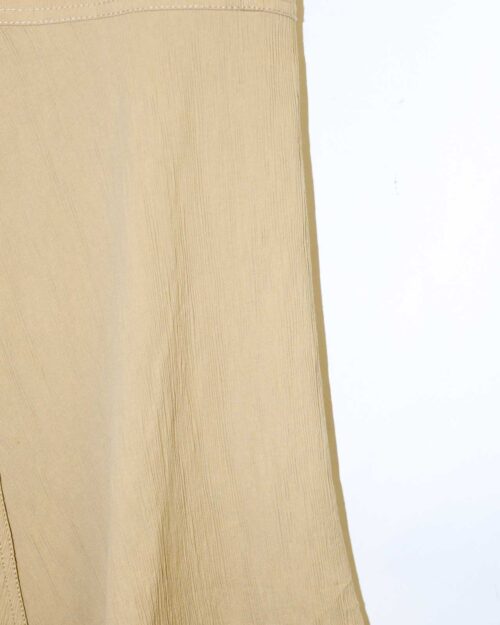 Ungetragener Tibi Midirock in Beige mit fließendem Schnitt und asymmetrischem Saum. Second-Season-Design aus hochwertigem Material – zeitlos, vielseitig und stilvoll.