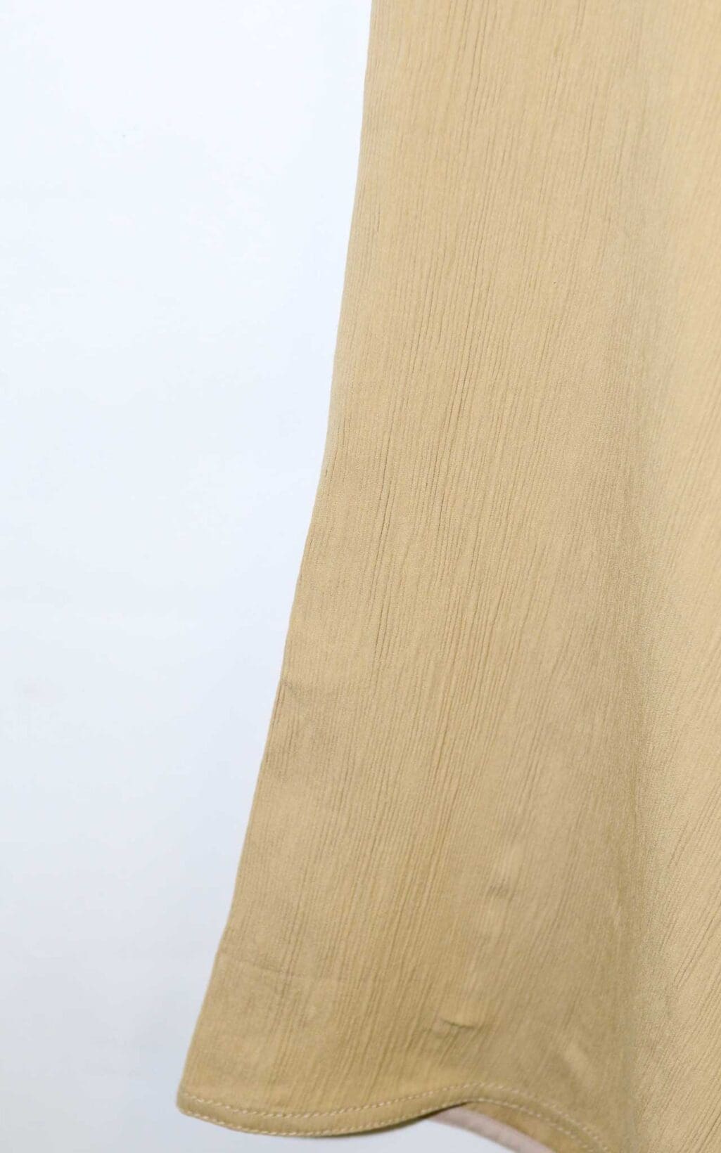 Ungetragener Tibi Midirock in Beige mit flie&szlig;endem Schnitt und asymmetrischem Saum. Second-Season-Design aus hochwertigem Material &ndash; zeitlos, vielseitig und stilvoll.