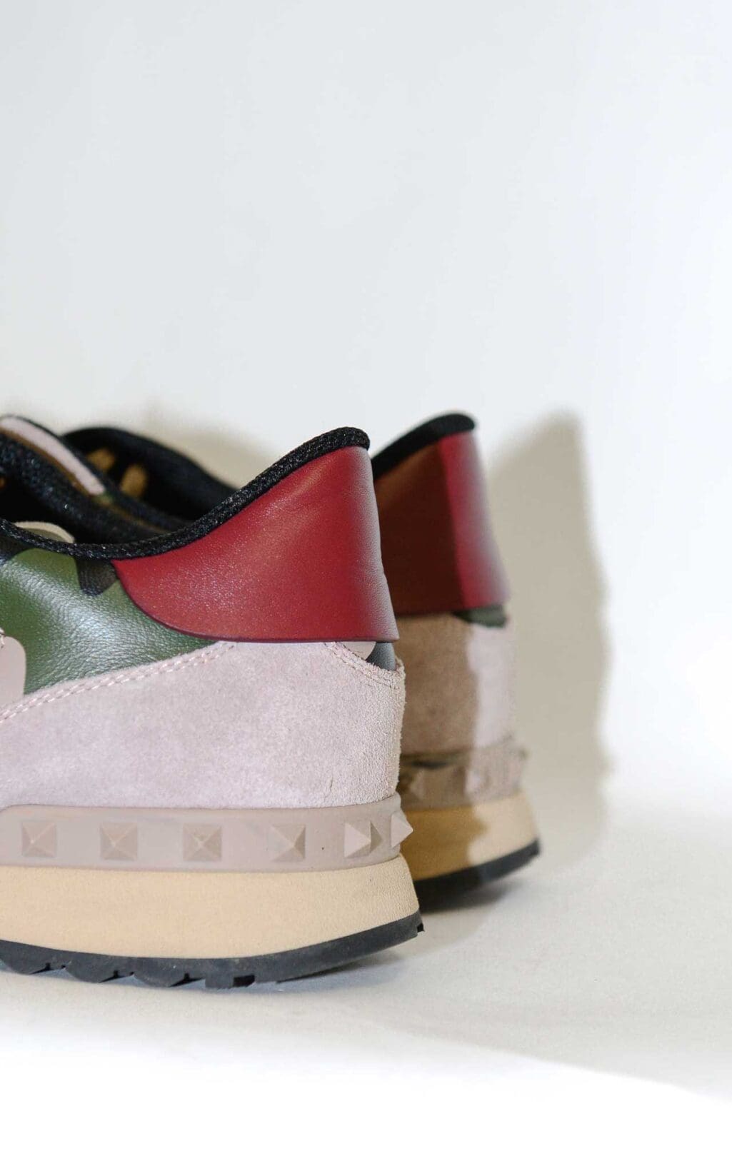 Valentino Sneaker mit Camouflage-Muster und Nieten-Detail, beige-oliv-schwarz, Secondhand Luxus-Sneaker