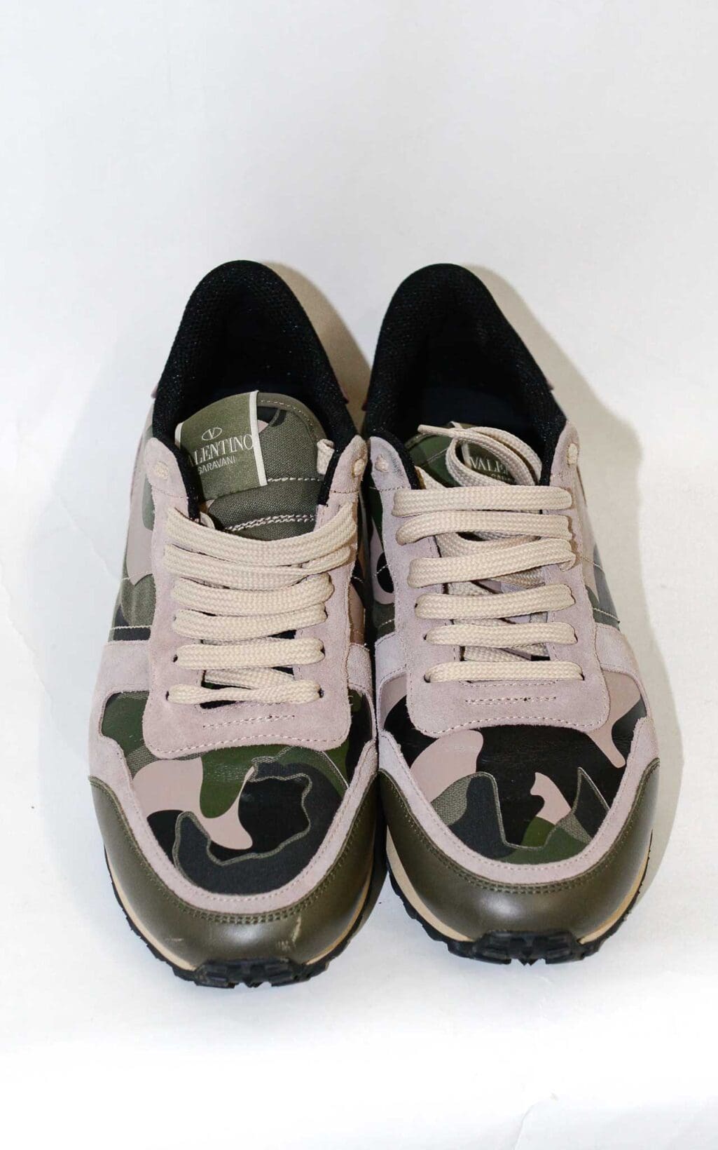 Valentino Sneaker mit Camouflage-Muster und Nieten-Detail, beige-oliv-schwarz, Secondhand Luxus-Sneaker