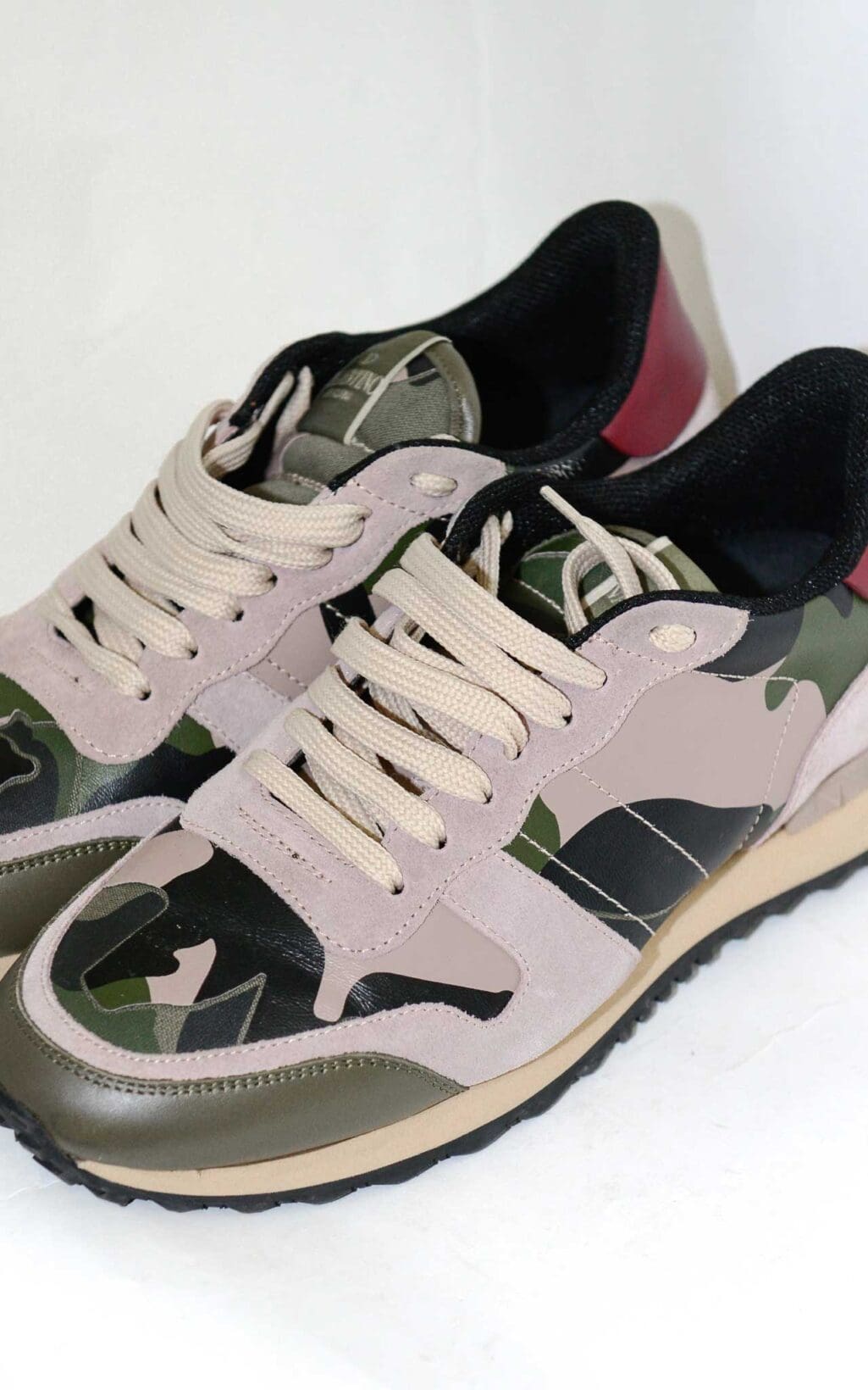 Valentino Sneaker mit Camouflage-Muster und Nieten-Detail, beige-oliv-schwarz, Secondhand Luxus-Sneaker