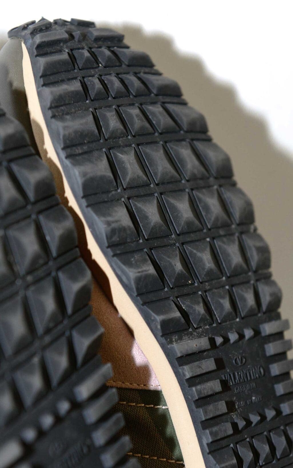 Valentino Sneaker mit Camouflage-Muster und Nieten-Detail, beige-oliv-schwarz, Secondhand Luxus-Sneaker