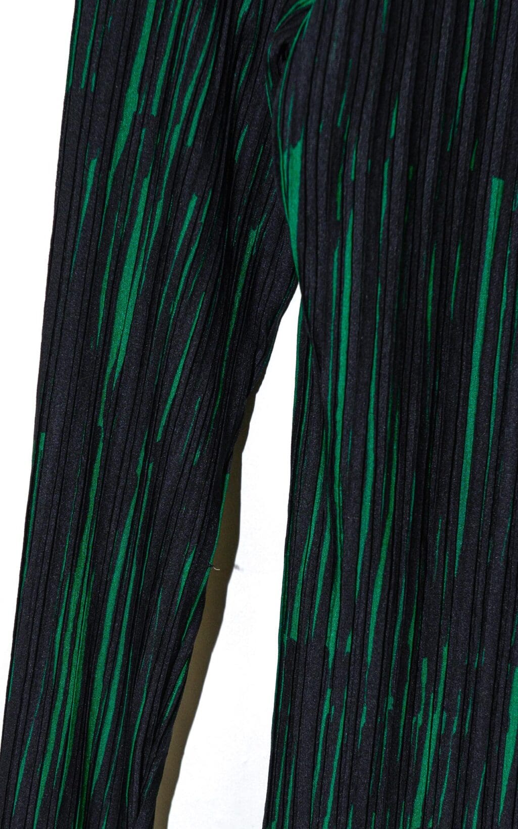 Modernes Hugo Boss Top in gr&uuml;n-schwarzem Streifenmuster. Ein auff&auml;lliges Secondhand Designerst&uuml;ck, das mit seinem einzigartigen Design und der hochwertigen Verarbeitung f&uuml;r einen stylishen Look sorgt.