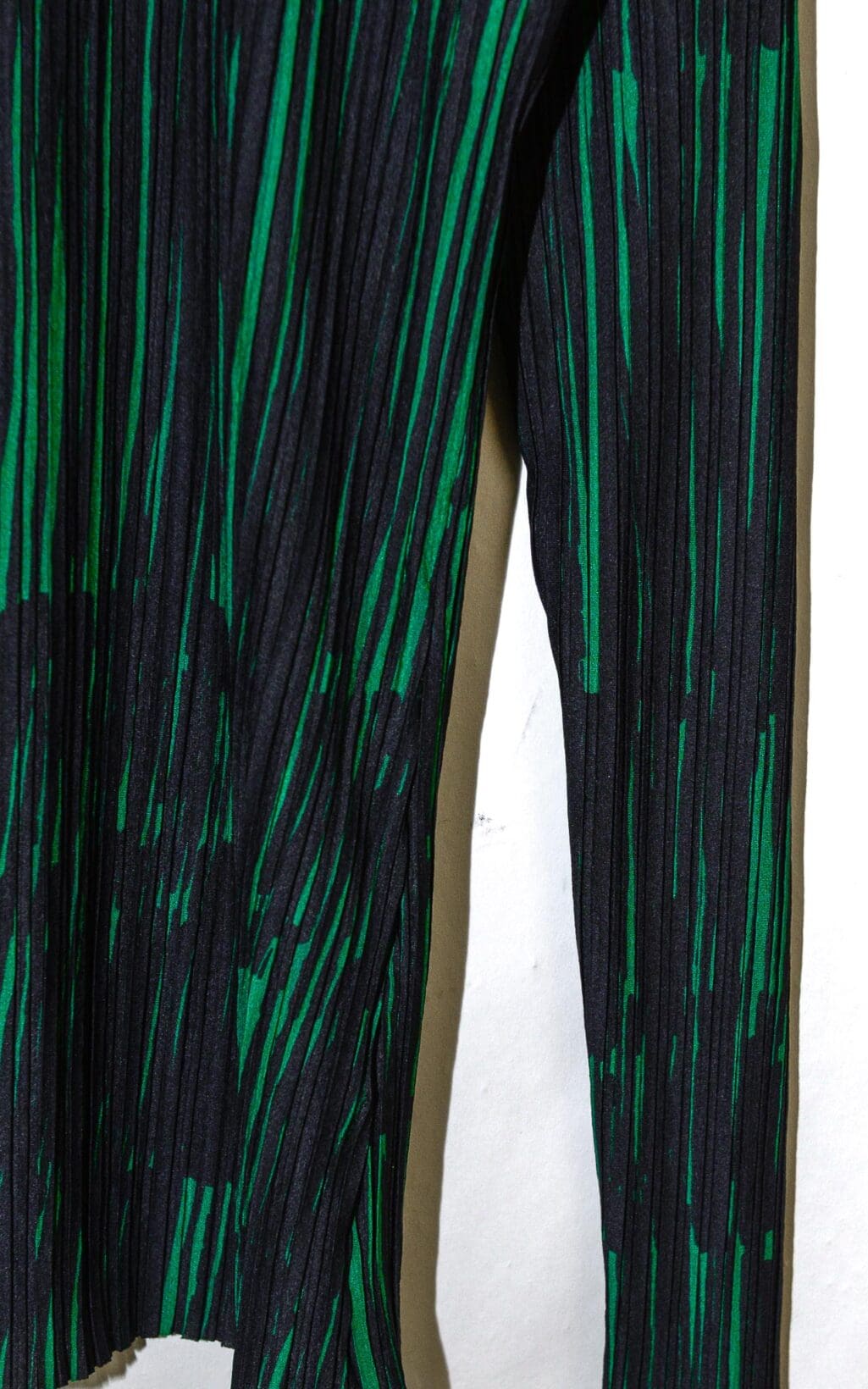 Modernes Hugo Boss Top in gr&uuml;n-schwarzem Streifenmuster. Ein auff&auml;lliges Secondhand Designerst&uuml;ck, das mit seinem einzigartigen Design und der hochwertigen Verarbeitung f&uuml;r einen stylishen Look sorgt.