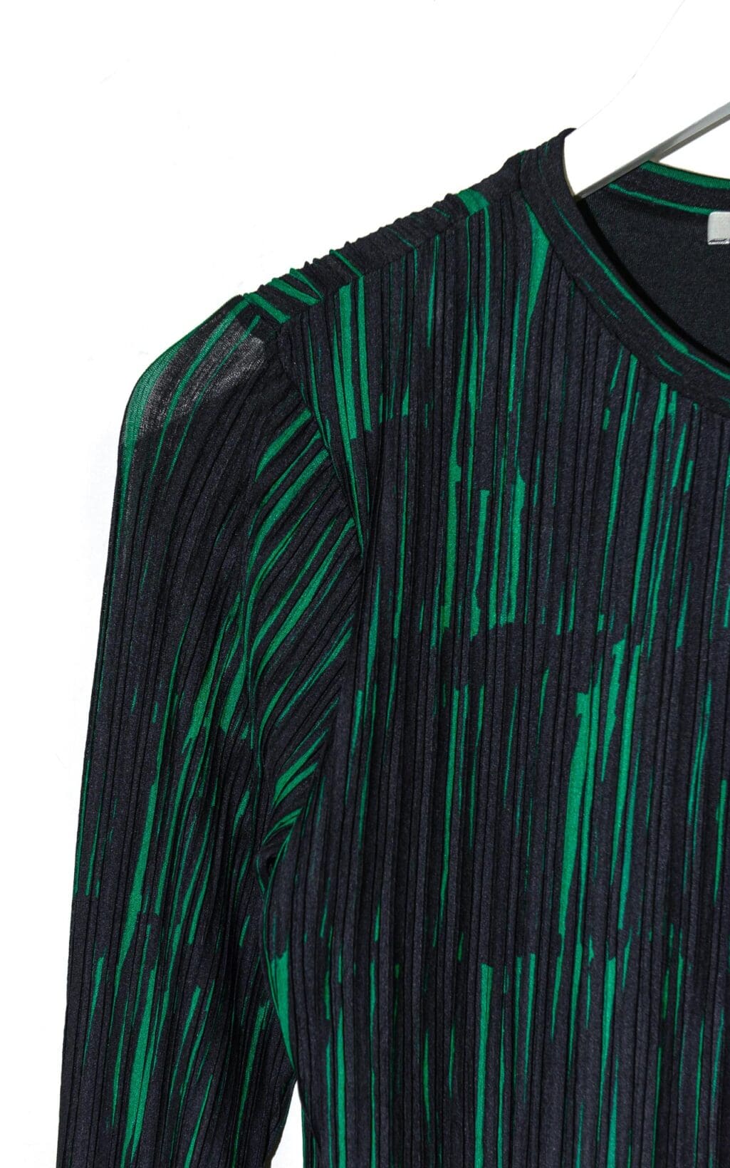 Modernes Hugo Boss Top in gr&uuml;n-schwarzem Streifenmuster. Ein auff&auml;lliges Secondhand Designerst&uuml;ck, das mit seinem einzigartigen Design und der hochwertigen Verarbeitung f&uuml;r einen stylishen Look sorgt.