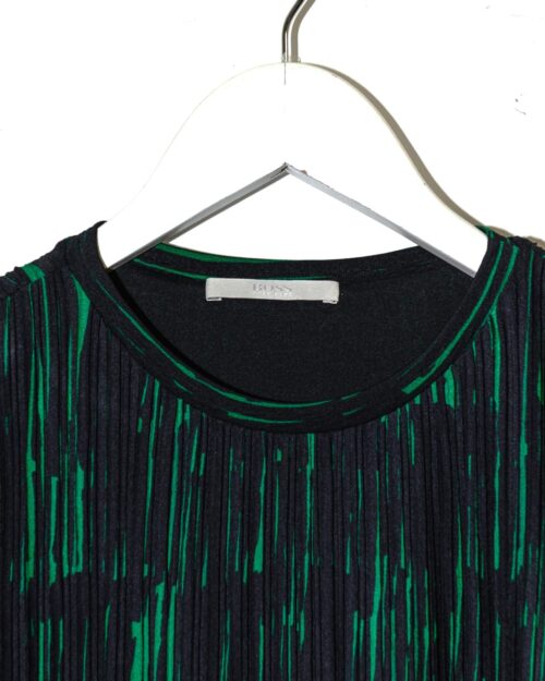 Modernes Hugo Boss Top in grün-schwarzem Streifenmuster. Ein auffälliges Secondhand Designerstück, das mit seinem einzigartigen Design und der hochwertigen Verarbeitung für einen stylishen Look sorgt.