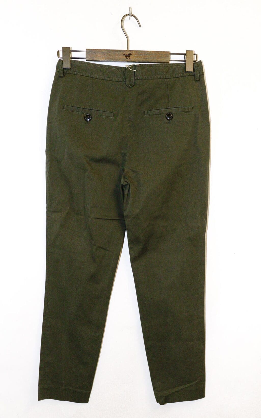 Stylische Filippa K Hose in Olivgr&uuml;n mit schmalem Schnitt und eleganten Falten. Ein Secondhand Designerst&uuml;ck, das sowohl im B&uuml;ro als auch in der Freizeit f&uuml;r einen l&auml;ssigen, aber gepflegten Look sorgt.