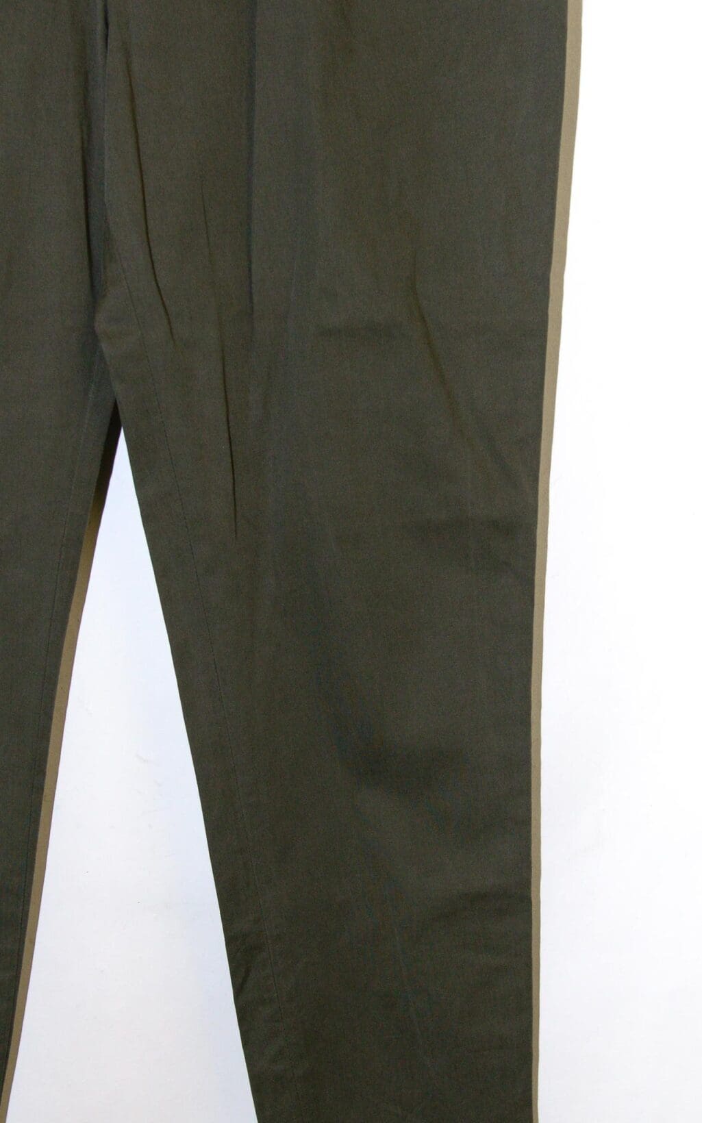 Stylische Filippa K Hose in Olivgr&uuml;n mit schmalem Schnitt und eleganten Falten. Ein Secondhand Designerst&uuml;ck, das sowohl im B&uuml;ro als auch in der Freizeit f&uuml;r einen l&auml;ssigen, aber gepflegten Look sorgt.