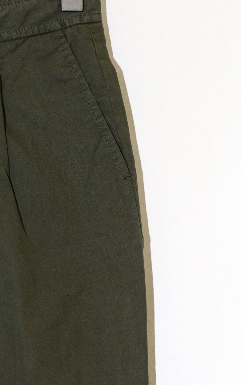 Stylische Filippa K Hose in Olivgr&uuml;n mit schmalem Schnitt und eleganten Falten. Ein Secondhand Designerst&uuml;ck, das sowohl im B&uuml;ro als auch in der Freizeit f&uuml;r einen l&auml;ssigen, aber gepflegten Look sorgt.