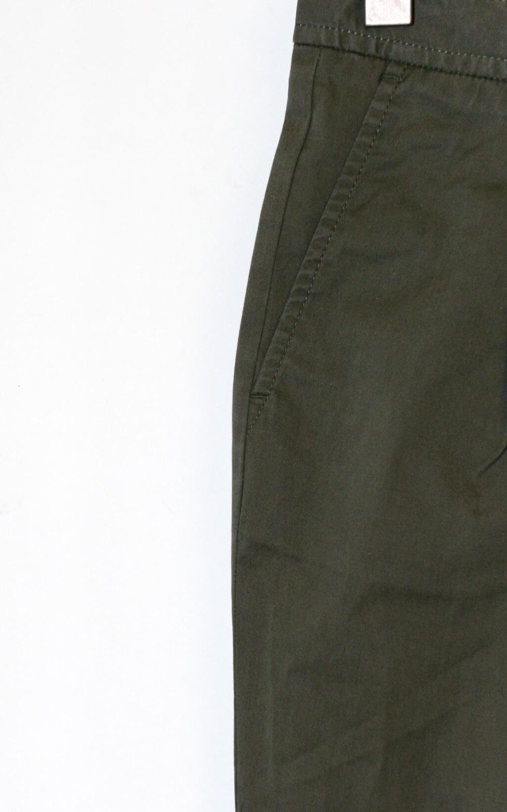 Stylische Filippa K Hose in Olivgr&uuml;n mit schmalem Schnitt und eleganten Falten. Ein Secondhand Designerst&uuml;ck, das sowohl im B&uuml;ro als auch in der Freizeit f&uuml;r einen l&auml;ssigen, aber gepflegten Look sorgt.