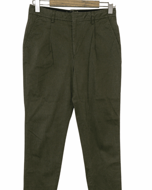 Stylische Filippa K Hose in Olivgr&uuml;n mit schmalem Schnitt und eleganten Falten. Ein Secondhand Designerst&uuml;ck, das sowohl im B&uuml;ro als auch in der Freizeit f&uuml;r einen l&auml;ssigen, aber gepflegten Look sorgt.