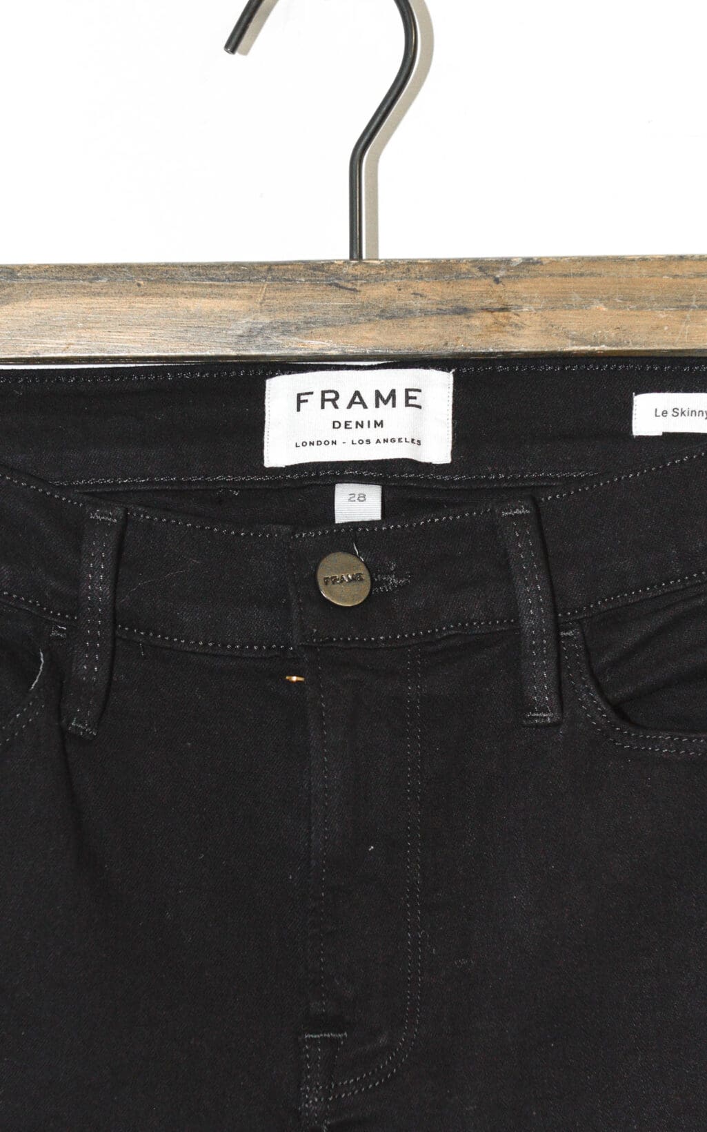 Schwarze FRAME Skinny Jeans mit lässigem, ausgefranstem Saum. Ein klassisches Secondhand Designerstück, perfekt für vielseitige Alltagslooks.