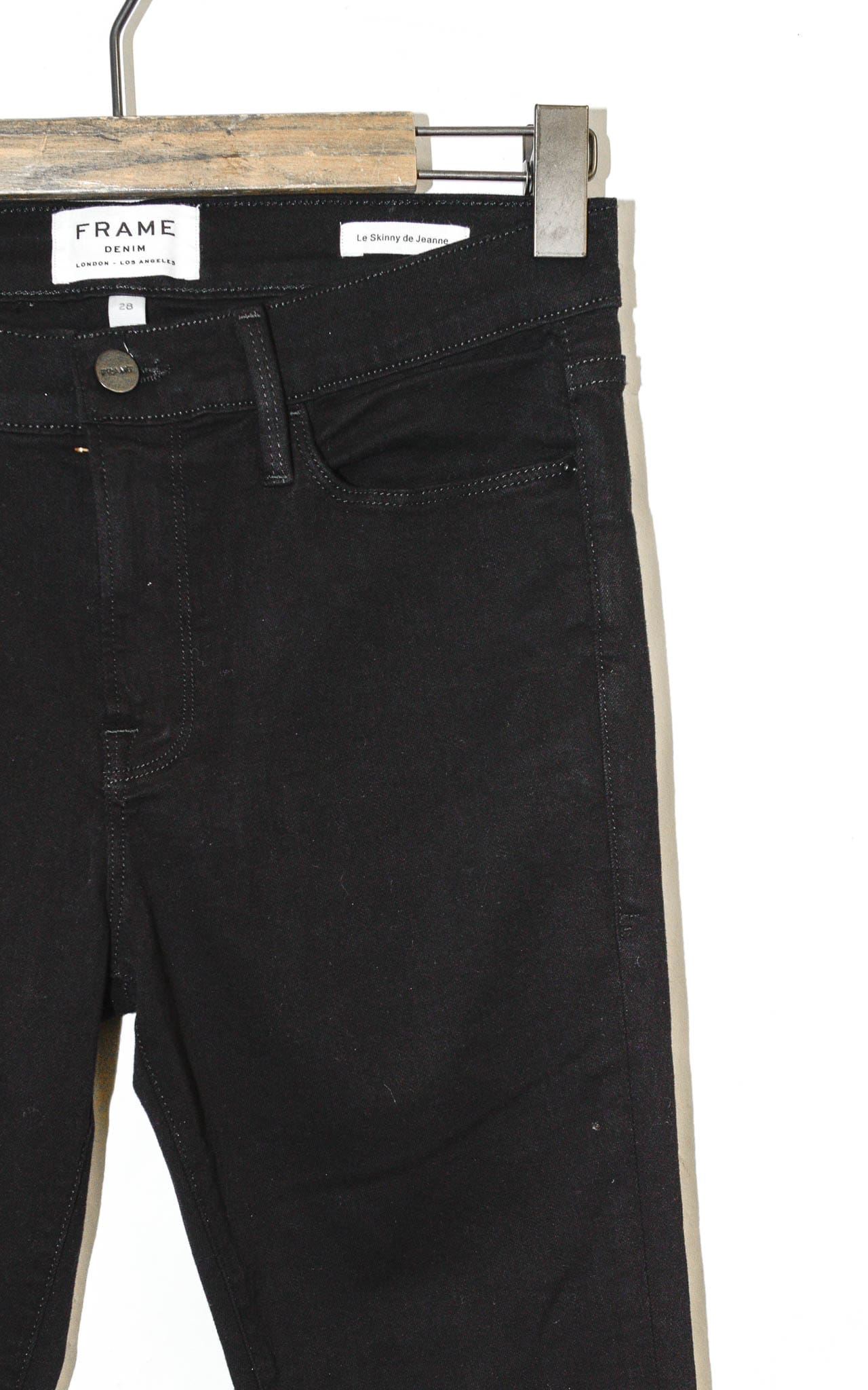 Schwarze FRAME Skinny Jeans mit lässigem, ausgefranstem Saum. Ein klassisches Secondhand Designerstück, perfekt für vielseitige Alltagslooks.