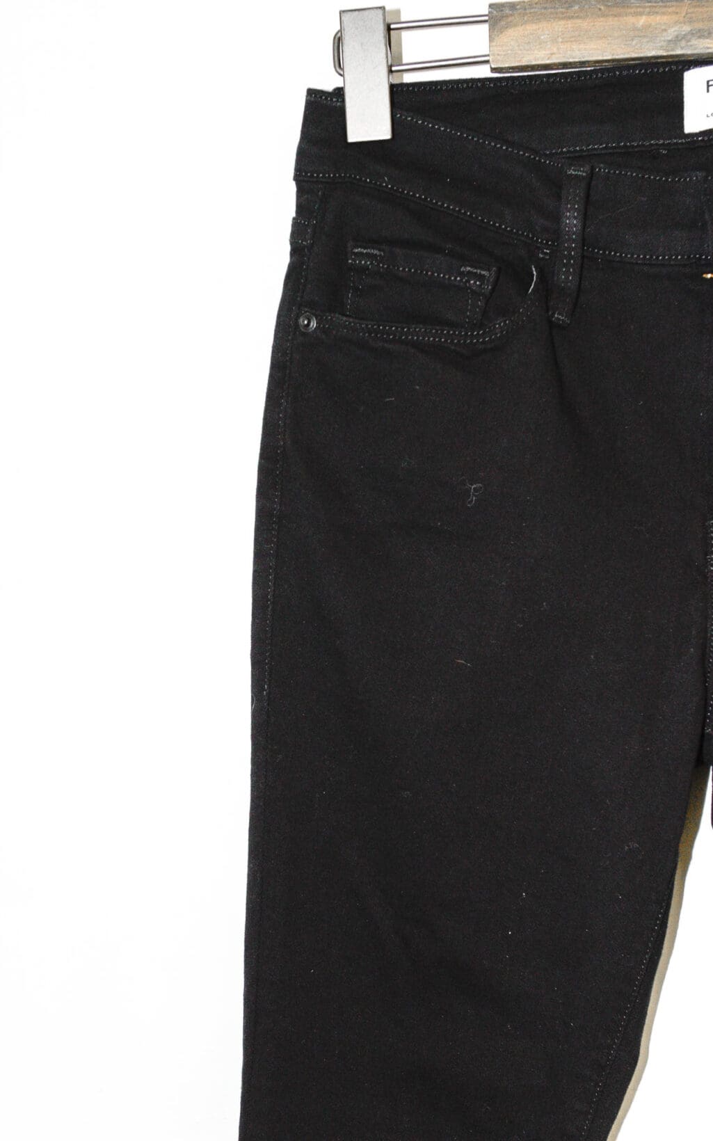 Schwarze FRAME Skinny Jeans mit lässigem, ausgefranstem Saum. Ein klassisches Secondhand Designerstück, perfekt für vielseitige Alltagslooks.