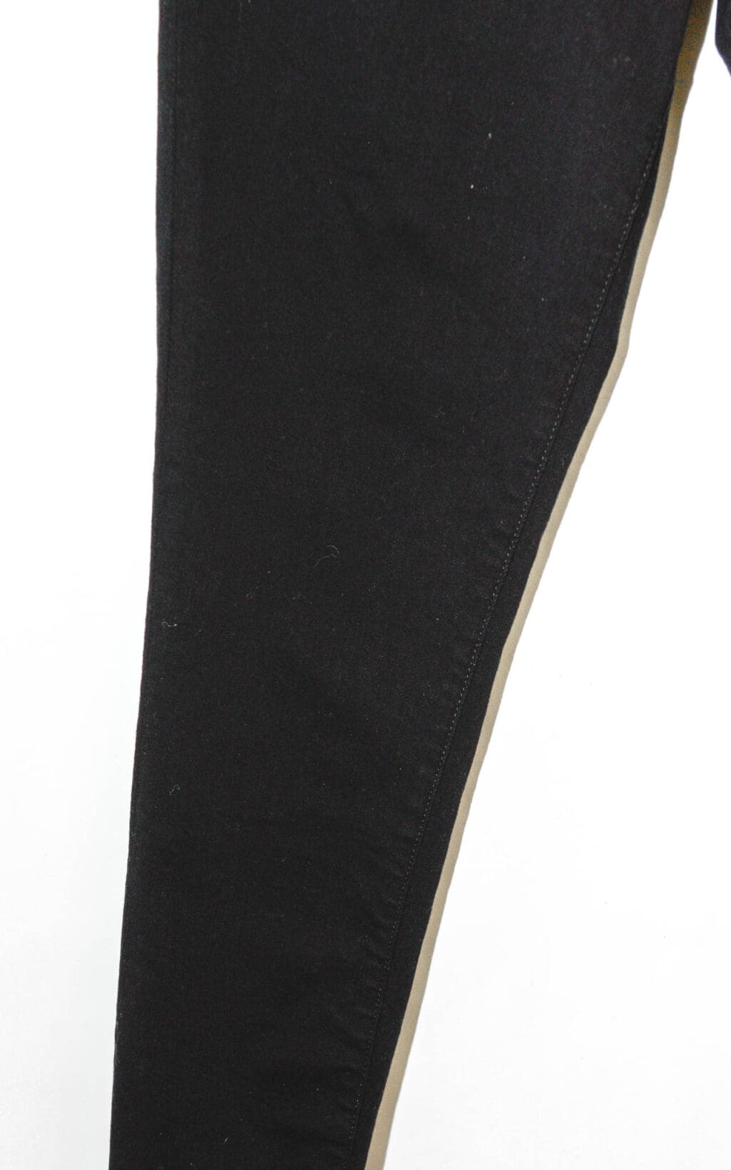 Schwarze FRAME Skinny Jeans mit lässigem, ausgefranstem Saum. Ein klassisches Secondhand Designerstück, perfekt für vielseitige Alltagslooks.