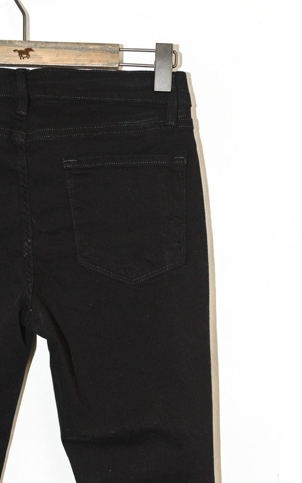 Schwarze FRAME Skinny Jeans mit lässigem, ausgefranstem Saum. Ein klassisches Secondhand Designerstück, perfekt für vielseitige Alltagslooks.