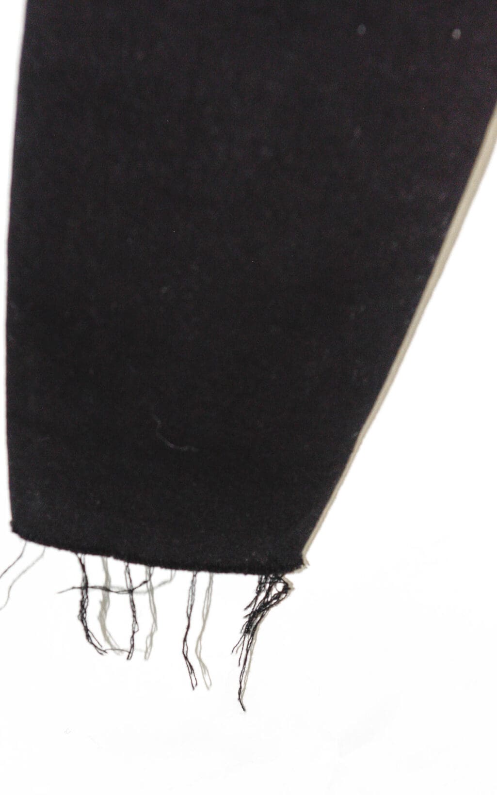 Schwarze FRAME Skinny Jeans mit lässigem, ausgefranstem Saum. Ein klassisches Secondhand Designerstück, perfekt für vielseitige Alltagslooks.