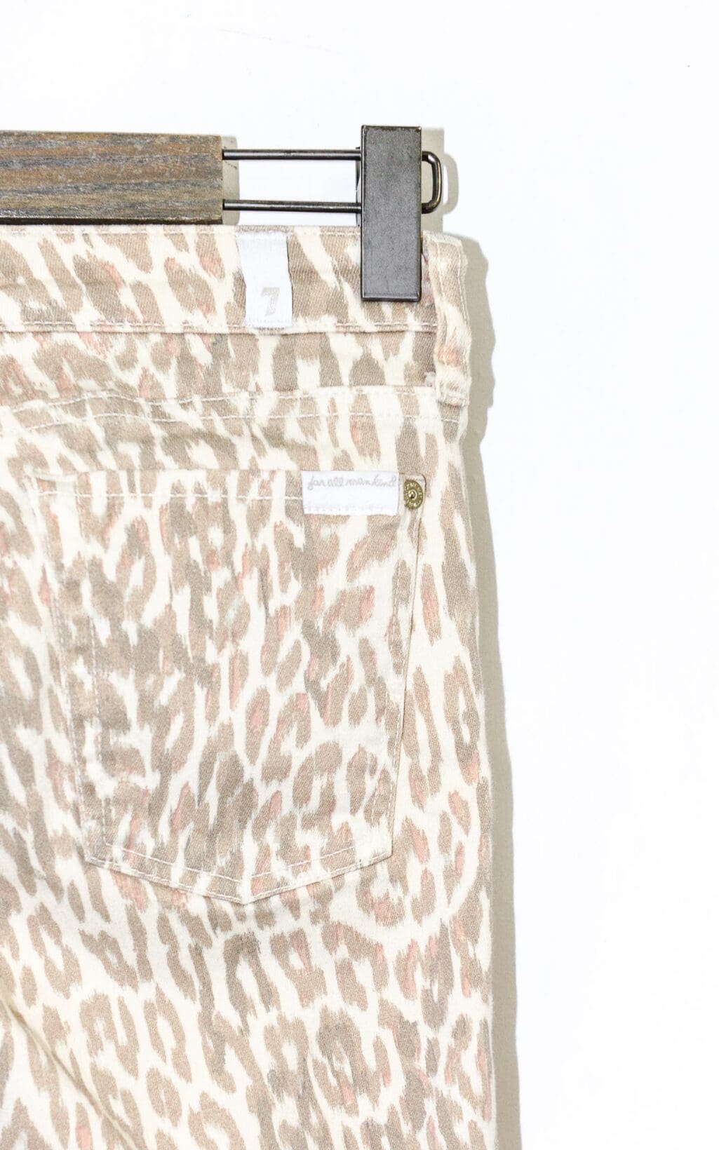 Modische Mankind Leo Jeans mit dezentem Leopardenmuster in Beige. Ein Secondhand Designerstück, das durch den modernen Schnitt und das auffällige Muster einen stylishen Akzent in jedes Outfit setzt.