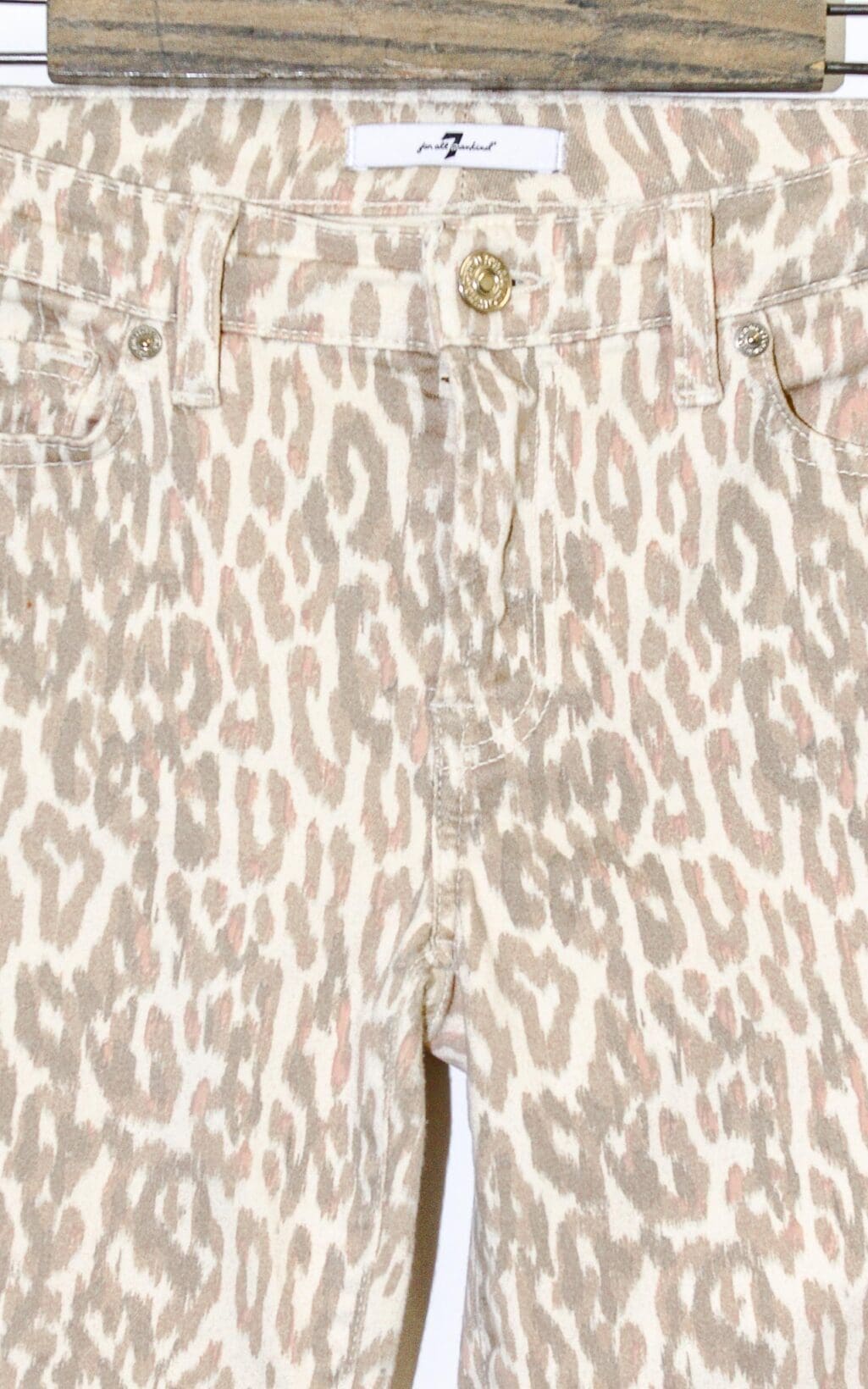 Modische Mankind Leo Jeans mit dezentem Leopardenmuster in Beige. Ein Secondhand Designerstück, das durch den modernen Schnitt und das auffällige Muster einen stylishen Akzent in jedes Outfit setzt.