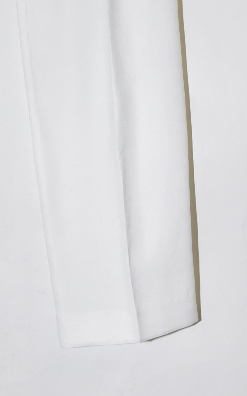 Eine Nahaufnahme des unteren Teils der Sportmax Hose &ndash; Gr. 36 in Wei&szlig;, abgebildet vor einem wei&szlig;en Hintergrund.