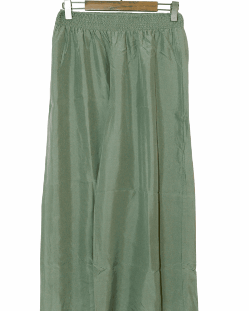 Elegante Van Laack M-Haleas Seidenhose in sanftem Salbeigr&uuml;n. Diese Secondhand Designerhose kombiniert hohen Tragekomfort mit einem luxuri&ouml;sen Look &ndash; ideal f&uuml;r einen entspannten, aber stilvollen Auftritt.