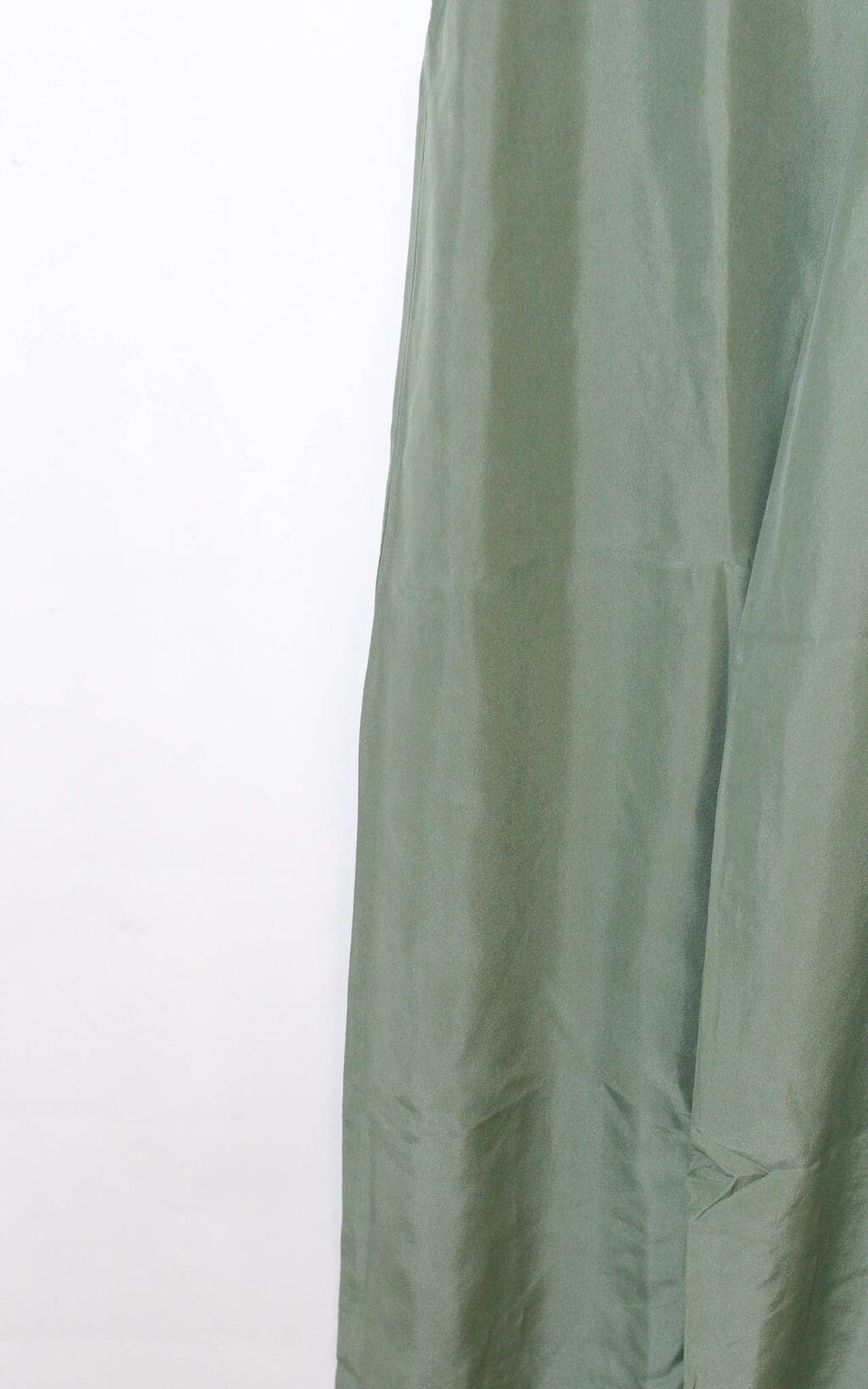 Elegante Van Laack M-Haleas Seidenhose in sanftem Salbeigr&uuml;n. Diese Secondhand Designerhose kombiniert hohen Tragekomfort mit einem luxuri&ouml;sen Look &ndash; ideal f&uuml;r einen entspannten, aber stilvollen Auftritt.