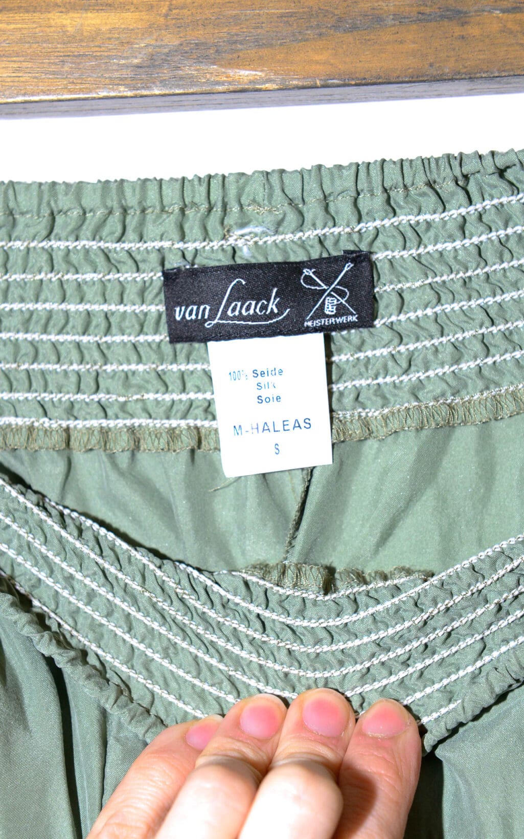 Elegante Van Laack M-Haleas Seidenhose in sanftem Salbeigr&uuml;n. Diese Secondhand Designerhose kombiniert hohen Tragekomfort mit einem luxuri&ouml;sen Look &ndash; ideal f&uuml;r einen entspannten, aber stilvollen Auftritt.