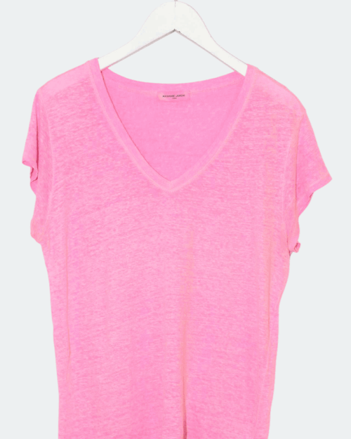 alexander laurent pink leinen shirt sescondhand-1-Photoroom_11zon Leicht transparentes, pinkfarbenes Secondhand Leinen-T-Shirt von Alexander Laurent mit V-Ausschnitt und kurzen Ärmeln, auf einem weißen Kleiderbügel vor hellem Hintergrund präsentiert.