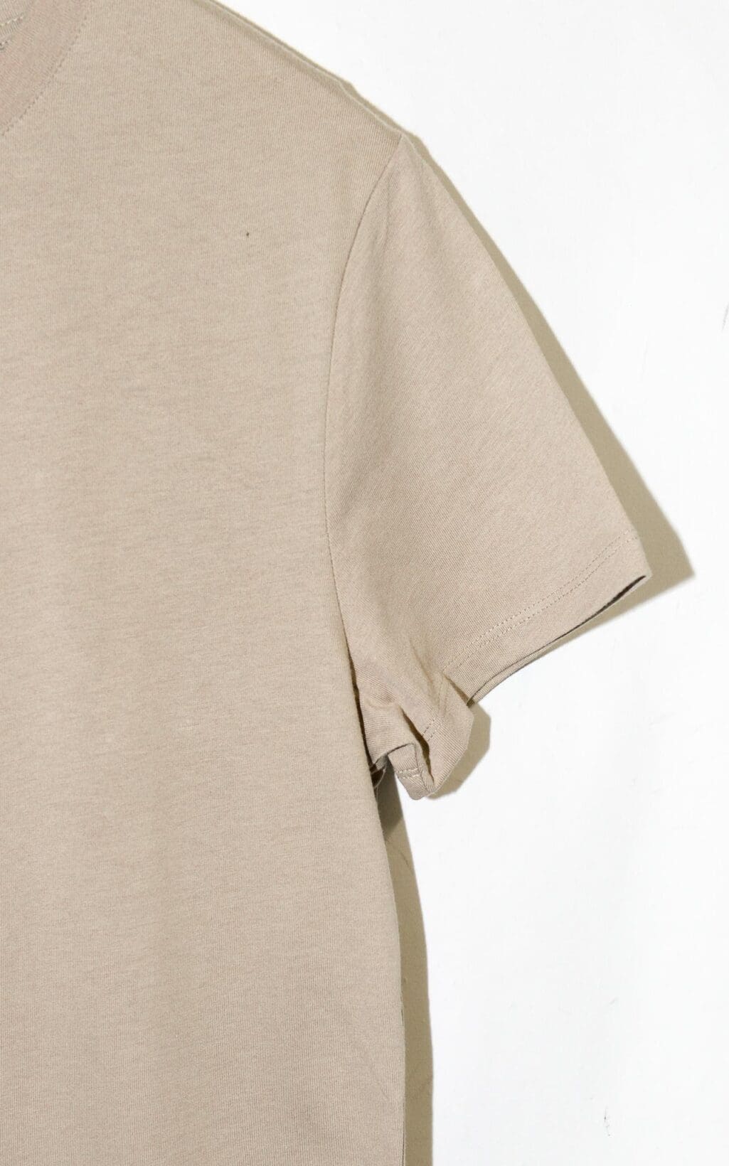 Schlichtes A.P.C. Shirt in Beige, neu mit Etikett. Ein zeitloses Secondhand Designerst&uuml;ck, das durch seine hochwertige Verarbeitung und den minimalistischen Stil vielseitig kombinierbar ist.