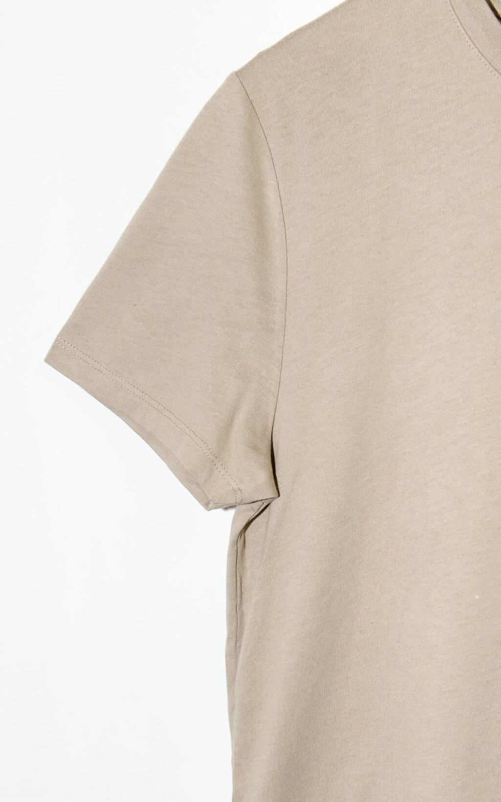Schlichtes A.P.C. Shirt in Beige, neu mit Etikett. Ein zeitloses Secondhand Designerst&uuml;ck, das durch seine hochwertige Verarbeitung und den minimalistischen Stil vielseitig kombinierbar ist.