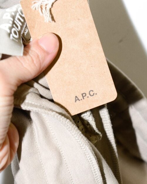 Bequeme A.P.C. Trainerhose in Beige, neu mit Etikett. Ein stilvolles Secondhand Designerst&uuml;ck, das Komfort und Eleganz perfekt miteinander vereint und sich sowohl f&uuml;r entspannte Tage als auch f&uuml;r einen sportlich-chicen Look eignet.