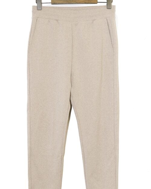 Bequeme A.P.C. Trainerhose in Beige, neu mit Etikett. Ein stilvolles Secondhand Designerst&uuml;ck, das Komfort und Eleganz perfekt miteinander vereint und sich sowohl f&uuml;r entspannte Tage als auch f&uuml;r einen sportlich-chicen Look eignet.