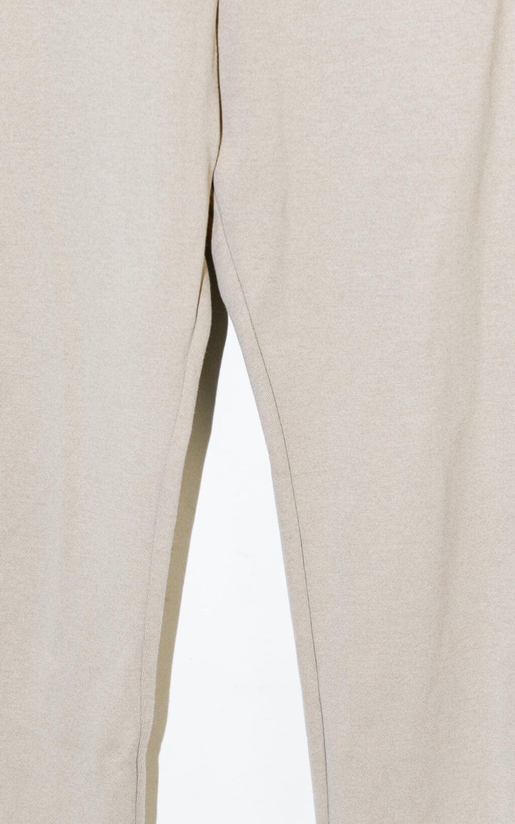 Bequeme A.P.C. Trainerhose in Beige, neu mit Etikett. Ein stilvolles Secondhand Designerst&uuml;ck, das Komfort und Eleganz perfekt miteinander vereint und sich sowohl f&uuml;r entspannte Tage als auch f&uuml;r einen sportlich-chicen Look eignet.