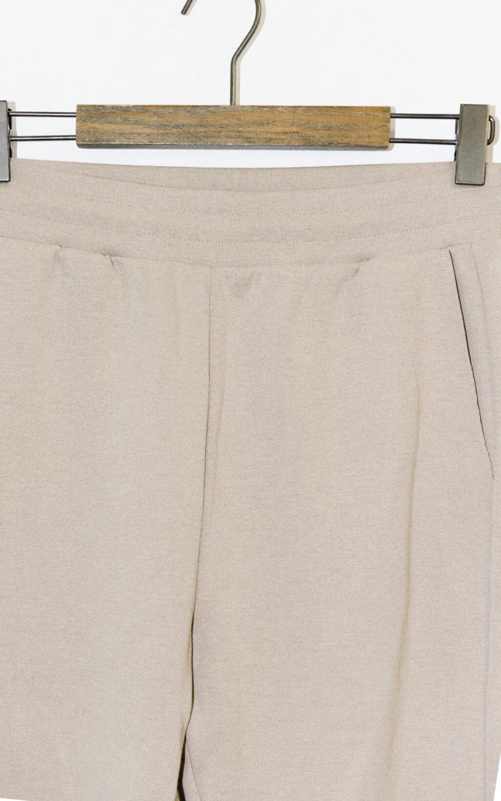 Bequeme A.P.C. Trainerhose in Beige, neu mit Etikett. Ein stilvolles Secondhand Designerst&uuml;ck, das Komfort und Eleganz perfekt miteinander vereint und sich sowohl f&uuml;r entspannte Tage als auch f&uuml;r einen sportlich-chicen Look eignet.