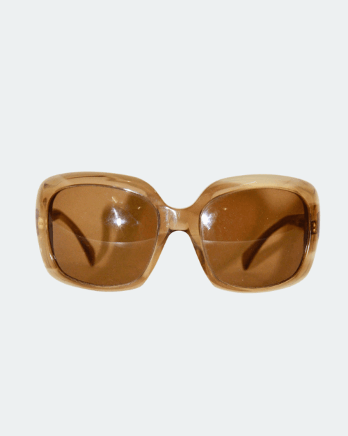 Die Sonnenbrille von Giorgio Armani ist eine braune, übergroße Sonnenbrille mit abgerundeten, rechteckigen Gläsern und einem dicken Kunststoffrahmen vor einem schlichten weißen Hintergrund. Die Sonnenbrille von Giorgio Armani ist eine braune, übergroße Sonnenbrille mit abgerundeten, rechteckigen Gläsern und einem dicken Kunststoffrahmen vor einem schlichten weißen Hintergrund.