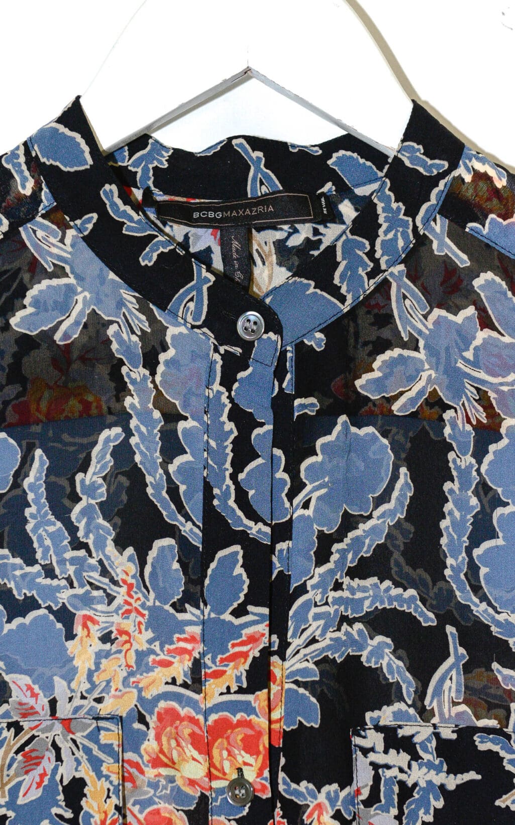 Elegante BCBGMAXAZRIA Seidenbluse mit floralem Muster in Blau, Rot und Beige. Diese Secondhand-Bluse bietet eine raffinierte Kombination aus zarten Blumenmotiven und hochwertigem Seidenmaterial. Perfekt f&uuml;r einen stilvollen Look bei besonderen Anl&auml;ssen oder im Alltag.
