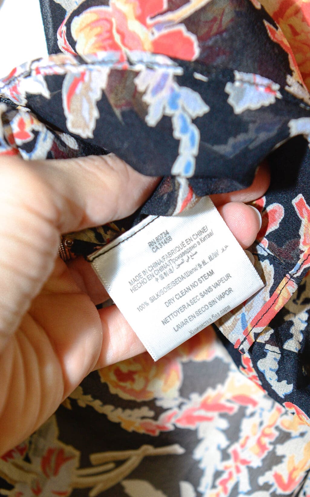 Elegante BCBGMAXAZRIA Seidenbluse mit floralem Muster in Blau, Rot und Beige. Diese Secondhand-Bluse bietet eine raffinierte Kombination aus zarten Blumenmotiven und hochwertigem Seidenmaterial. Perfekt f&uuml;r einen stilvollen Look bei besonderen Anl&auml;ssen oder im Alltag.