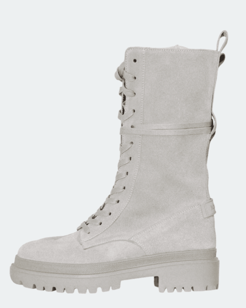 bogner stiefel grau-01-Photoroom Grauer Schnürstiefel von Bogner aus Wildleder mit robuster Profilsohle, seitlicher Schlaufe und hoher Schaftlänge – in Seitenansicht vor hellem Hintergrund.