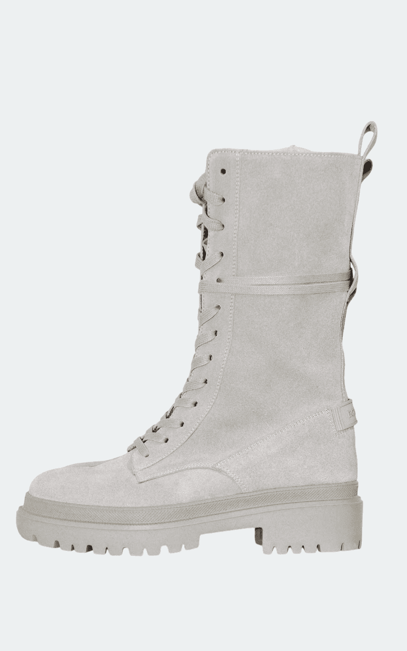 Grauer Schnürstiefel von Bogner aus Wildleder mit robuster Profilsohle, seitlicher Schlaufe und hoher Schaftlänge – in Seitenansicht vor hellem Hintergrund.