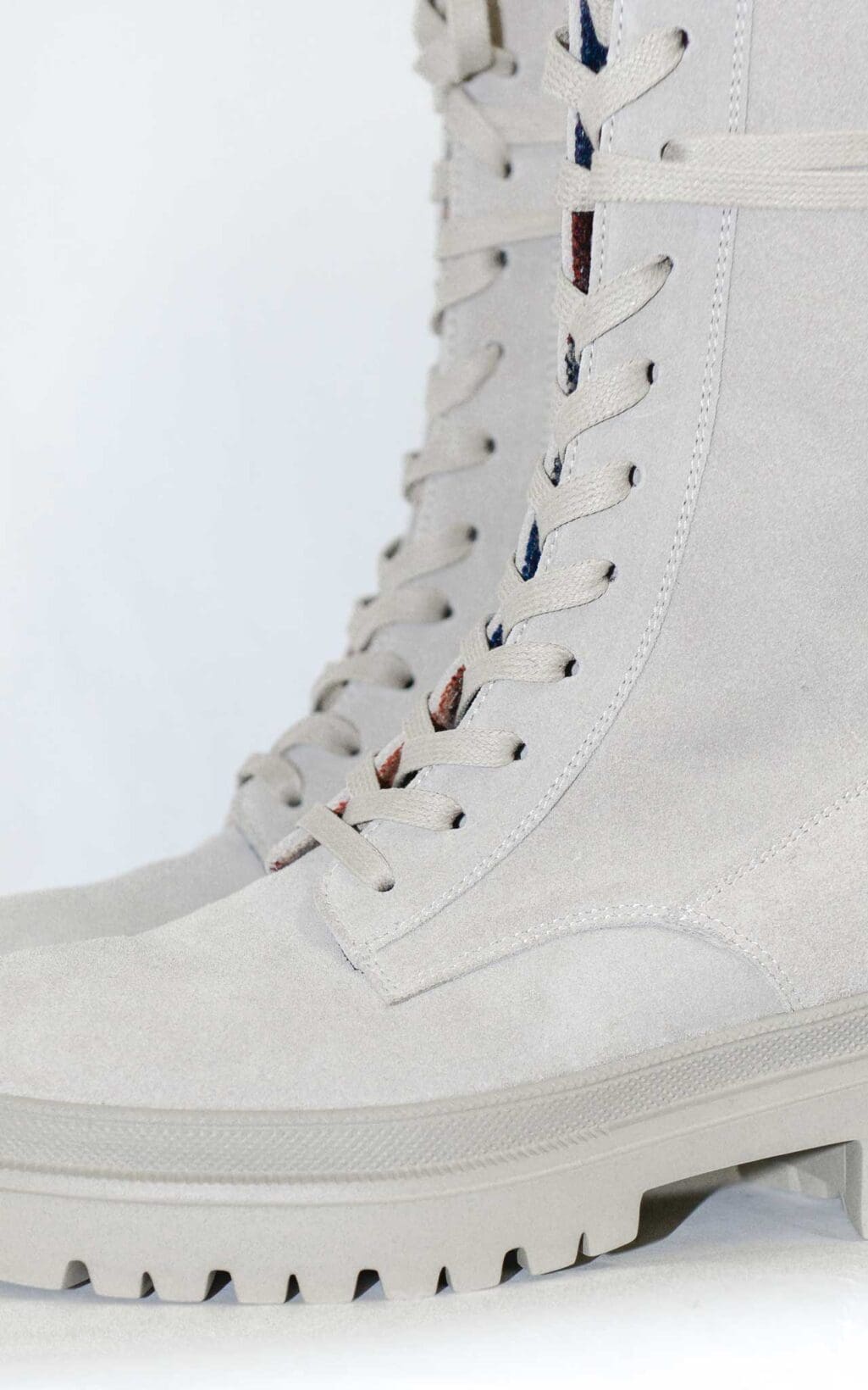 Grauer Schnürstiefel von Bogner aus Wildleder mit robuster Profilsohle, seitlicher Schlaufe und hoher Schaftlänge – in Seitenansicht vor hellem Hintergrund.