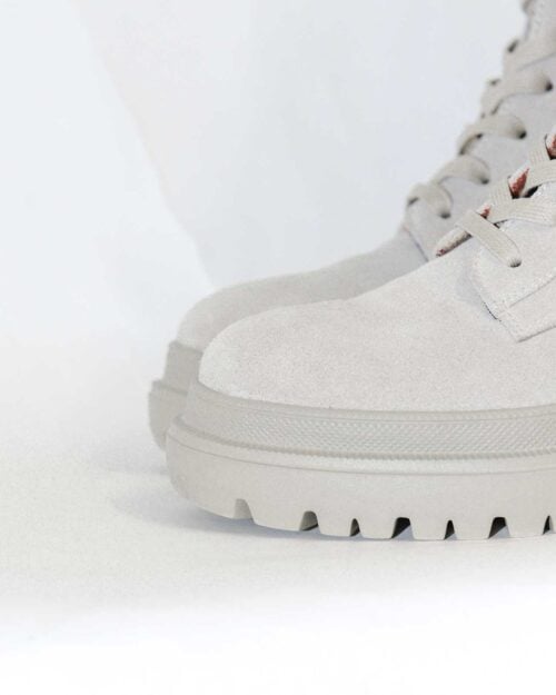 Grauer Schnürstiefel von Bogner aus Wildleder mit robuster Profilsohle, seitlicher Schlaufe und hoher Schaftlänge – in Seitenansicht vor hellem Hintergrund.