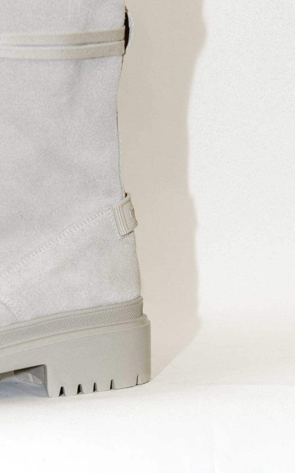 Grauer Schnürstiefel von Bogner aus Wildleder mit robuster Profilsohle, seitlicher Schlaufe und hoher Schaftlänge – in Seitenansicht vor hellem Hintergrund.