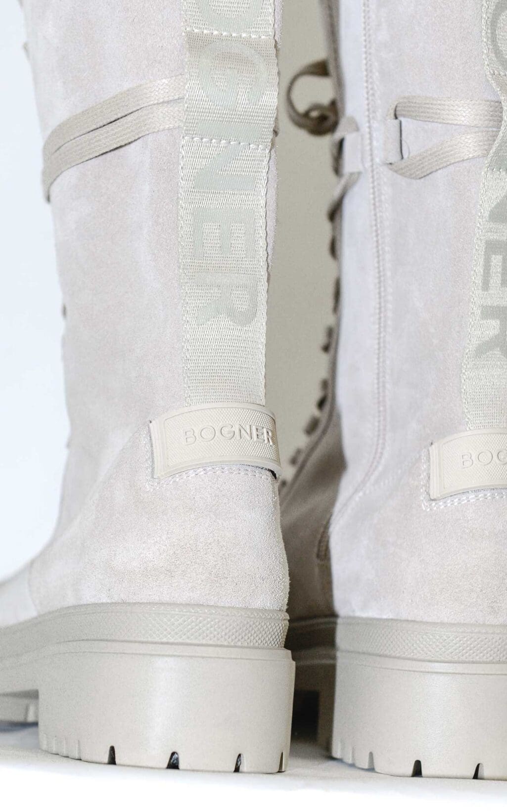 Grauer Schnürstiefel von Bogner aus Wildleder mit robuster Profilsohle, seitlicher Schlaufe und hoher Schaftlänge – in Seitenansicht vor hellem Hintergrund.