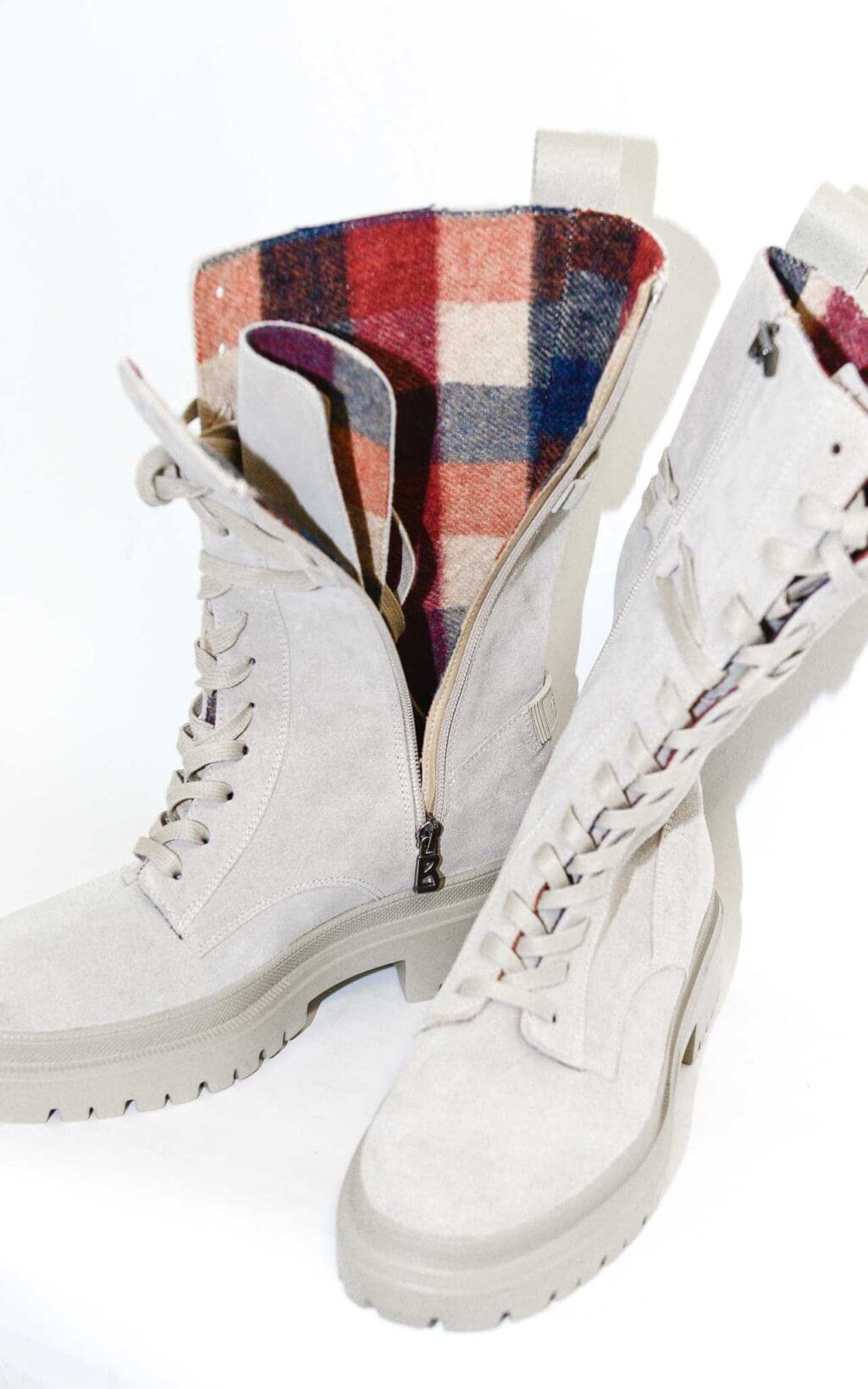 Grauer Schnürstiefel von Bogner aus Wildleder mit robuster Profilsohle, seitlicher Schlaufe und hoher Schaftlänge – in Seitenansicht vor hellem Hintergrund.