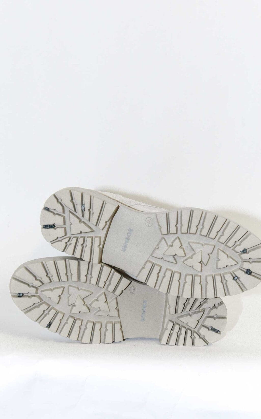 Grauer Schnürstiefel von Bogner aus Wildleder mit robuster Profilsohle, seitlicher Schlaufe und hoher Schaftlänge – in Seitenansicht vor hellem Hintergrund.